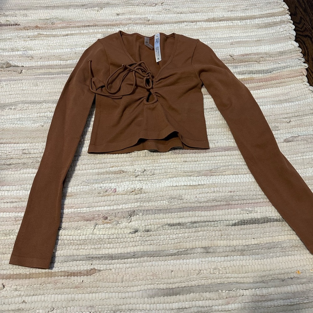 brown long sleeve crop top